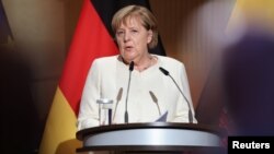 Kancelarja Merkel flet gjatë festimeve për përvjetorin e ribashkimit gjerman në qytetin Halle (3 tetor 2021)