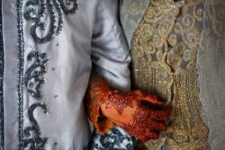 Seorang perempuan dan suaminya setelah akad nikah di masjid di Banda Aceh, 9 Desember 2012. (Foto: Reuters)