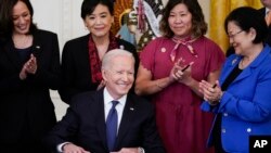 拜登總統 2021年5月20日在華盛頓白宮東廳簽署了《新冠仇恨犯罪法》後微笑。後排左起分別是副總統哈里斯、加州民主黨眾議員趙美心、紐約州民主黨眾議員孟昭文和夏威夷民主黨參議員廣野慶子。