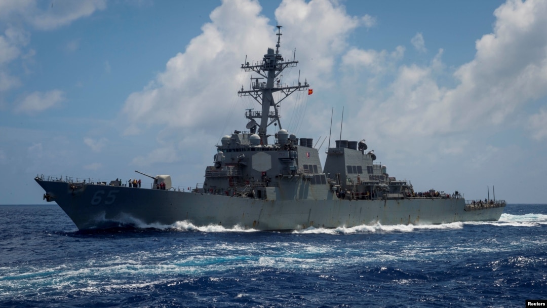 Tư liệu- Tàu khu trục lớp Arleigh Burke USS Benfold có tên lửa dẫn đường đi ngang qua biển Philippines, ngày 14/6/2018. Tàu này mới đây cũng đi ngang qua eo biển Đài Loan