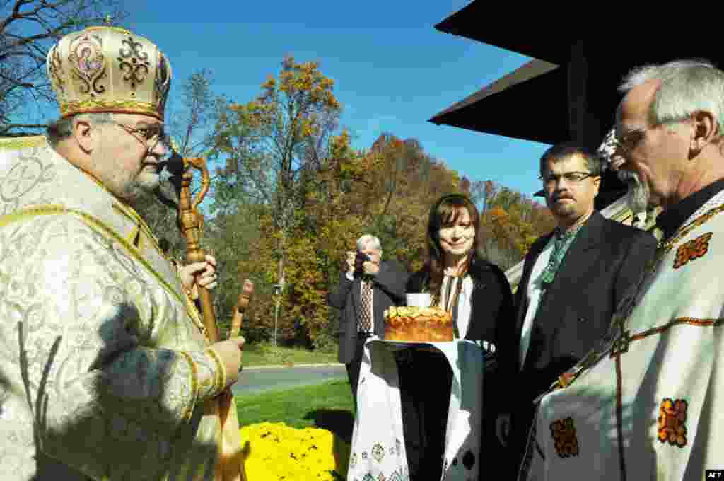 За давнім українським звичаєм митрополита зустрічали хлібом та сіллю