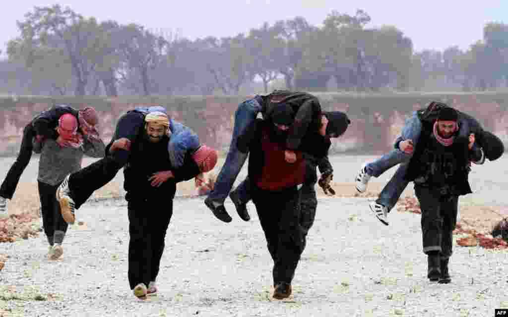 Members of the Free Syrian Army train outside Idlib, Feb. 8, 2012. (AP)