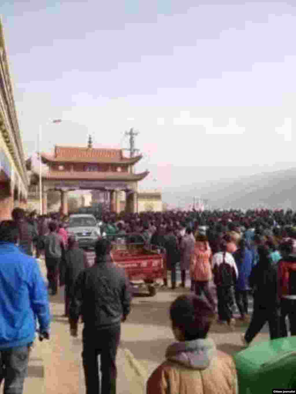 據報導數百甚至數千名藏人走上青海同仁街頭抗議。