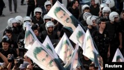 Người biểu tình cầm hình lãnh đạo phiến quân người Kurd bị cầm tù Abdullah Ocalan trong cuộc biểu tình phản đối các hoạt động an ninh ở Thổ Nhĩ Kỳ.