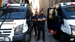 Catalan police officers stand guard next to the Palau Generalitat in Barcelona, Spain, Monday Oct. 30, 2017. (AP Photo/Manu Fernandez)