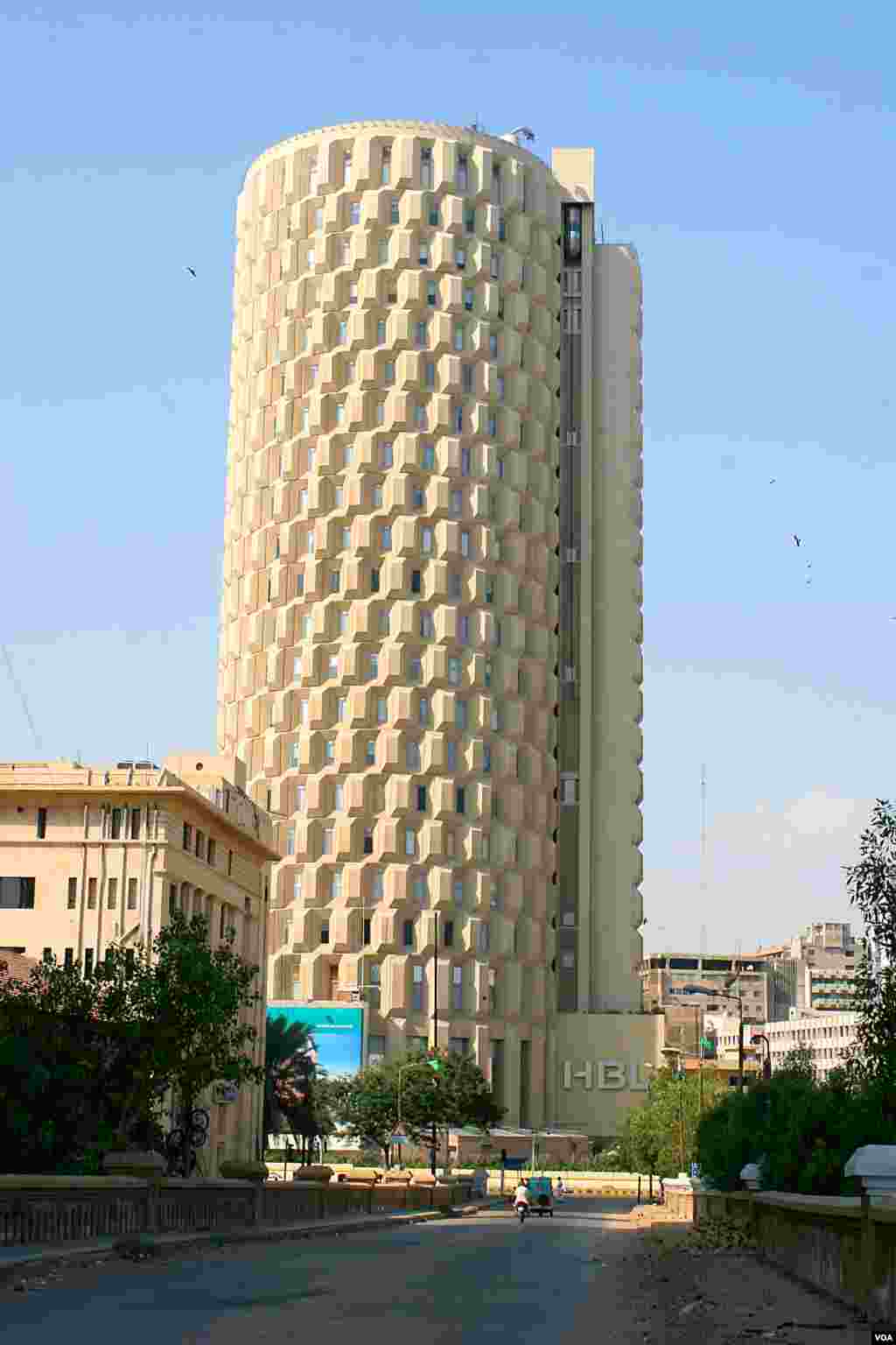 پچھلے ہزاریئے میں آئی آئی چندریگر روڈ پر سن 1963ء میں تعمیر ہونے والی حبیب بینک پلازہ کی 25منزلہ عمارت شہر قائد ہی کی نہیں بلکہ پاکستان کی سب سے اونچی عمارت شمار ہوتی تھی