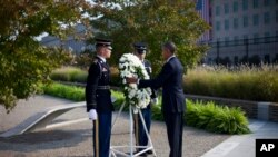 Le président Barack Obama dépose une gerbe de fleurs au Pentagone le 11 septembre 2013.
