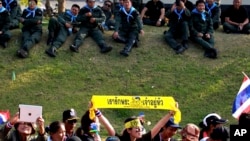 Người biểu tình tụ tập bên ngoài tư thất của Thủ tướng Yingluck Shinawatra ở Bangkok để đòi cải cách chính trị và yêu cầu bà từ chức.