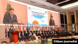 PM Laos Thonsing Thammavong memberikan pidato pada pembukaan KTT ASEM ke-19 di Vientiane, Senin (5/11).