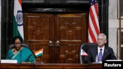 India's Defense Minister Nirmala Sitharaman (L) speaks as U.S. Defense Secretary Jim Mattis looks on during a joint news conference in New Delhi, India Sept. 26, 2017. 