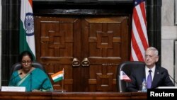 Menteri Pertahanan India Nirmala Sitharaman (kiri) dan Menhan AS Jim Mattis memberikan konferensi pers bersama usai pertemuan di New Delhi, India 26 September tahun lalu (foto: ilustrasi). 