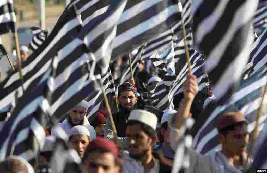 Para pendukung partai keagamaan Jamiat-e-Ulema Islam (JUI) mendengarkan pemimpin mereka berpidato saat berpawai untuk memperingati Hari Solidaritas Kashmir di Islamabad, Pakistan.