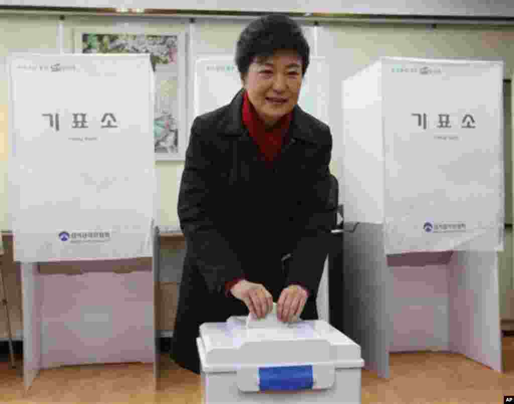 South Korea's presidential candidate Park Geun-hye casts her ballot Dec. 19, 2012