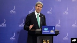 Menteri Luar Negeri AS John Kerry berbicara dalam sebuah jumpa pers di KTT APEC di Bali (5/10). (AP/Wong Maye-E)