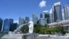 Seorang pria beristirahat di sepanjang taman Merlion di Singapura pada 15 Mei 2020. (Foto: AFP/Roslan Rahman)