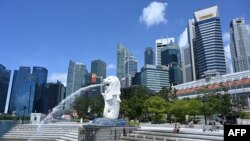 Seorang pria beristirahat di sepanjang taman Merlion di Singapura pada 15 Mei 2020. (Foto: AFP/Roslan Rahman)