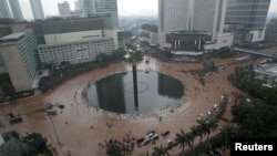 Bundaran Hotel Indonesia tidak seperti biasanya terlihat sepi dari lalu lalang mobil akibat banjir yang melanda Jakarta (17/1).
