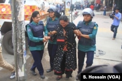 A BNP woman leader is being arrested by police in Dhaka, March 6, 2018, after she took part in a human chain, which demanded the release of BNP chairperson Khaleda Zia.
