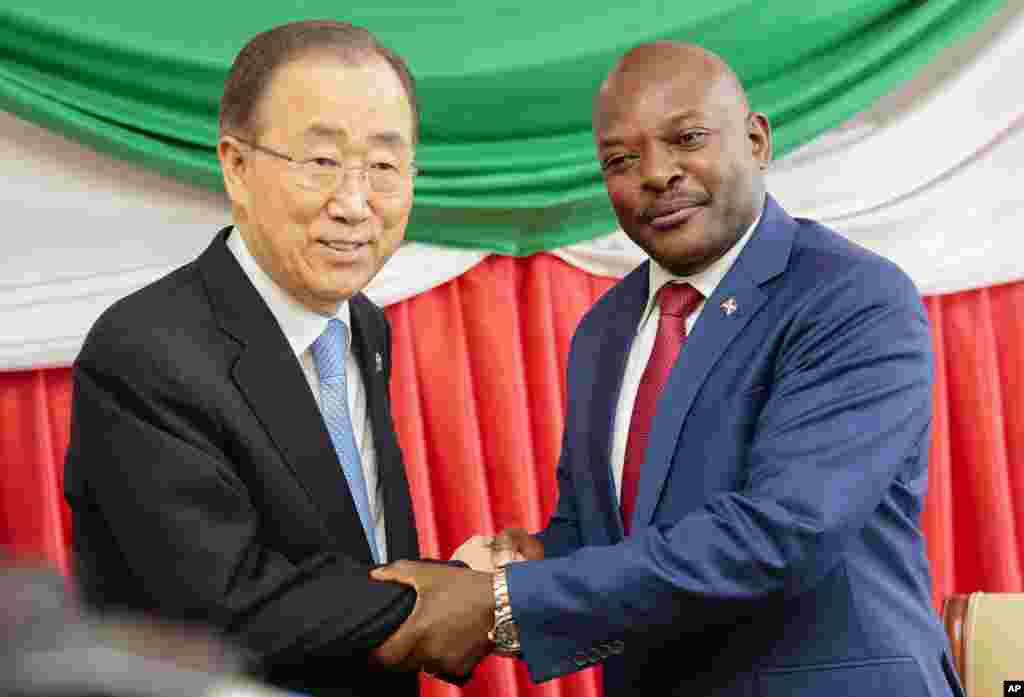 Le Secrétaire général de l&#39;ONU Ban Ki-moon et le président Pierre Nkurunziza du Burundi lors d&#39;une réunion à Bujumbura, le 23 février 2016.