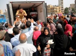 Locals gather to buy subsidized sugar from a government truck after a sugar shortage in retail stores across the country in Cairo, Egypt, October 14, 2016. Picture taken October 14, 2016.