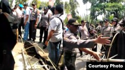 Video menunjukkan polisi merusak dan menyita keranda tiruan yang akan dibakar dalam aksi memprotes revisi UU KPK. (Courtesy: Koalisi Perempuan Indonesia)