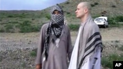 Sersan AS, Bowe Bergdahl (kanan) bersama seorang militan Taliban di Afghanistan (foto: dok). 