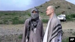 Binh sĩ Mỹ Bowe Bergdahl nói anh nhiều lần bị Taliban tra tấn, đánh đập và nhốt vào cũi trong thời gian gần 5 năm bị bắt giữ.