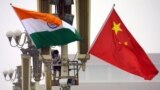 工人们在天安门广场挂起印度和中国两国国旗。（资料照片）