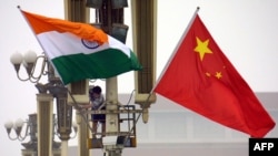 工人們在天安門廣場掛起印度和中國兩國國旗。 （資料照片）