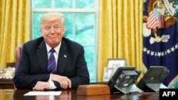 Donald Trump en conversation téléphonique avec le président mexicain Enrique Pena Nieto sur le commerce dans le bureau ovale de la Maison Blanche à Washington, le 27 août 2018.
