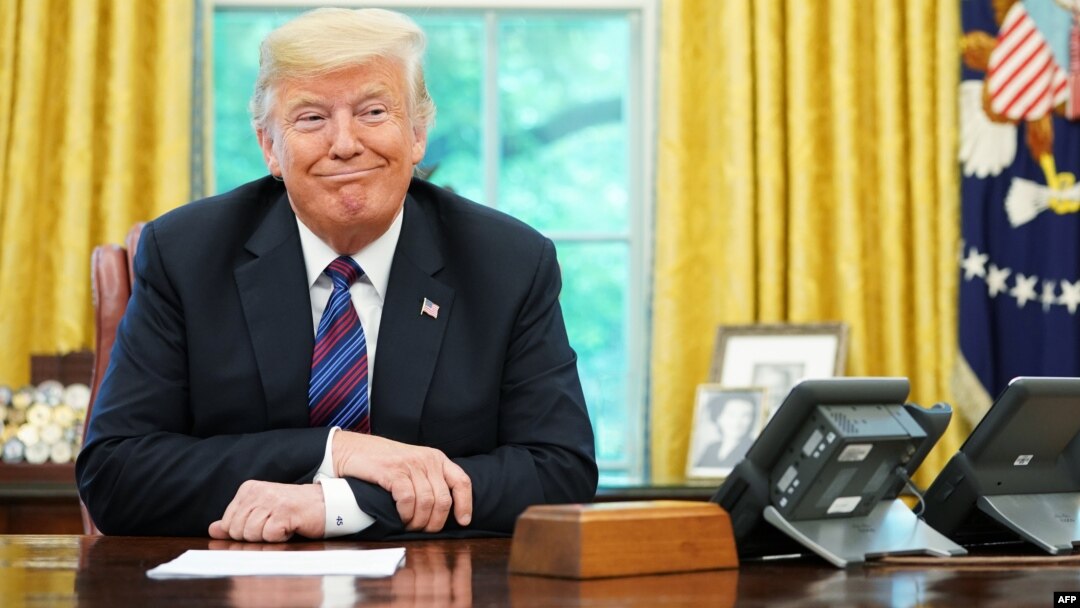 Presiden AS Donald Trump di Gedung Putih, mendengarkan melalui telepon pembicaraan dengan Presiden Meksiko Enrique Pena Nieto hari Senin (27/8).