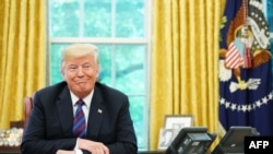 El presidente de los Estados Unidos, Donald Trump, durante una conversación telefónica con el presidente de México, Enrique Peña Nieto.