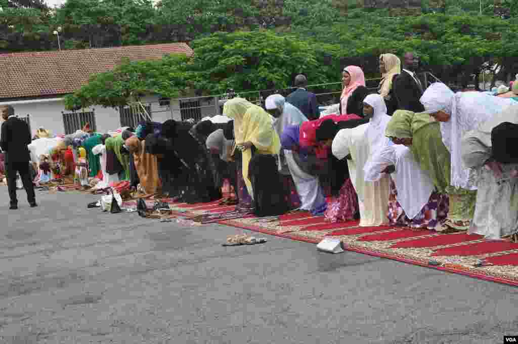 Aisha Buhari a filin sallar Eid Fitr tare da sauran jama&#39;a.