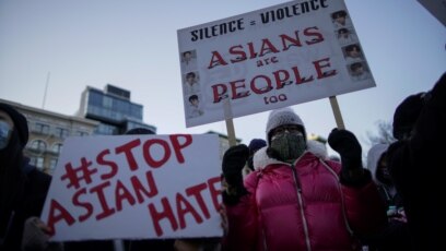 Đêm thắp nến tưởng niệm các nạn nhân của nạn thù ghét người gốc Á tại thành phố New York, ngày 19/3/2021. (REUTERS/Eduardo Munoz)