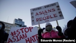 Orang-orang menghadiri acara damai terkait kejahatan kebencian anti-Asia di New York City, New York, AS, 19 Maret 2021. (Foto: REUTERS/Eduardo Munoz)