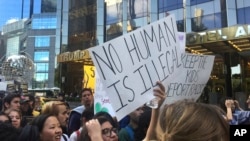 Manifestantes en Nueva York protestan afuera del Torre y Hotel Internacional Trump la decisión de la administración Trump de terminar el programa DACA que protege a jóvenes inmigrantes de la deportación. Sept. 9, 2017.