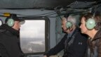 Ông Mike Pence (giữa) thị sát lụt lội từ máy bay trực thăng.