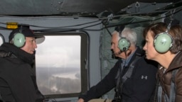 Ông Mike Pence (giữa) thị sát lụt lội từ máy bay trực thăng.