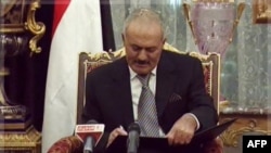 Tổng thống Yemen Ali Abdullah Saleh ký thoả thuận chuyển giao quyền lực cho phó tổng thống ở Riyad, Ả Rập Saudi, Thứ Tư, 23/11/2011