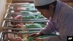 지난 2013년 2월 북한 평양의 한 산부인과 병원에서 간호사가 신생아들을 돌보고 있다. (자료사진)