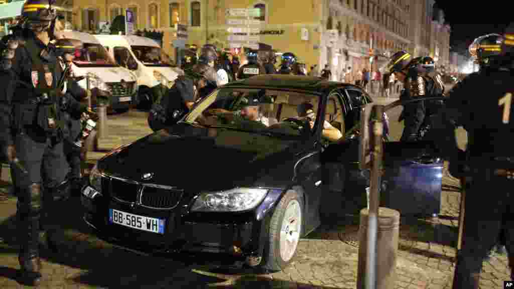 La police française arrête deux hommes dans une voiture après le match entre l'Angleterre et la Russie à Marseille, le 11 juin, 2016.