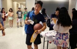 Weikang Nie, seorang mahasiswa pascasarjanadari China di University of Texas di Dallas di Richardson, Texas, 22 Agustus 2015. (Foto: AP)