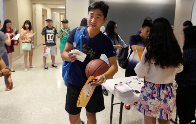 Weikang Nie, seorang mahasiswa pascasarjanadari China di University of Texas di Dallas di Richardson, Texas, 22 Agustus 2015. (Foto: AP