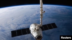 Pesawat kargo antariksa SpaceX Dragon mendekati Stasiun Antariksa Internasional (ISS) 10 April 2016. (REUTERS/NASA via social media/Handout via Reuters). 