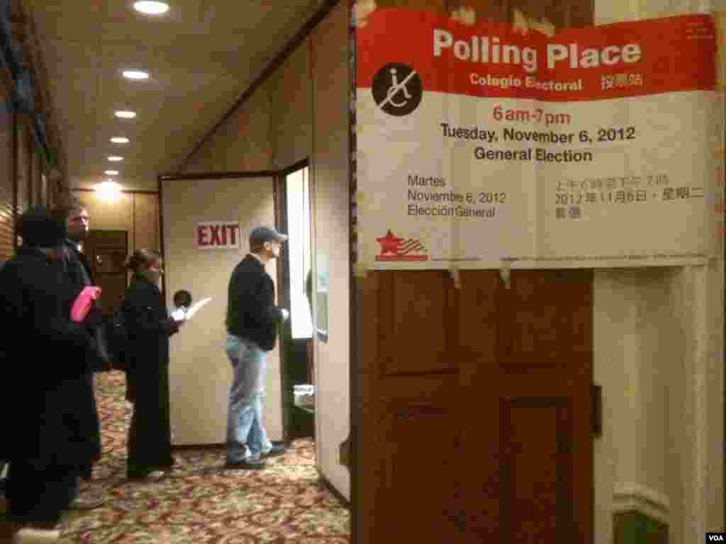 芝加哥某投票站入口选民排队投票。如果选举结果能在大选夜揭晓，政治上在芝加哥&ldquo;起家&rdquo;的民主党籍现任奥巴马将在芝加哥发表胜选或败选讲话。(美国之音记者王怡茹拍摄)