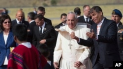 厄瓜多尔总统科雷亚在首都基多迎接抵达南美访问的教宗方济各