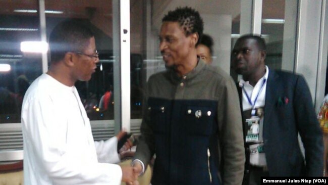 Le représentant de l'Etat et Rigobert Song au salon VIP de l’aéroport de Yaoundé Nsimalen, 1er avril 2017. (VOA/Emmanuel Jules Ntap)