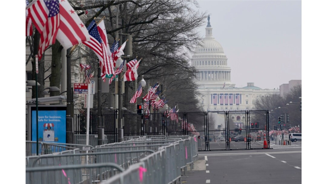 Pengamanan diperketat di sekitar Gedung Capitol di Washington, D.C., dilihat dari Pennsylvania Avenue, 15 Januari 2021, (Foto: dok).