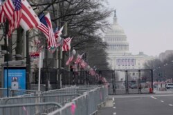 Pengamanan diperketat di sekitar Gedung Capitol di Washington, D.C., dilihat dari Pennsylvania Avenue, 15 Januari 2021, (Foto: dok).