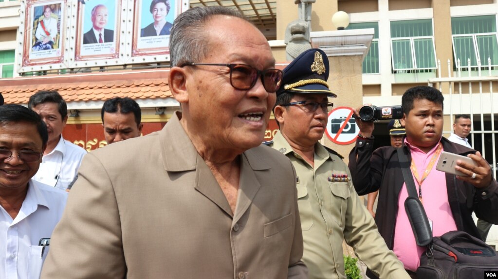 រូប​ឯកសារ៖ លោក គង់ គាំ អតីតមន្រ្តី និងជាទីប្រឹក្សាជាន់ខ្ពស់គណបក្សសង្គ្រោះជាតិ ចេញពីការឆ្លើយបំភ្លឺពាក់ព័ន្ធនឹងសំណុំរឿងរបស់លោក កឹម សុខា នៅសាលាដំបូងរាជធានីភ្នំពេញ នាថ្ងៃទី២៣ ខែមករា ឆ្នាំ២០១៩។